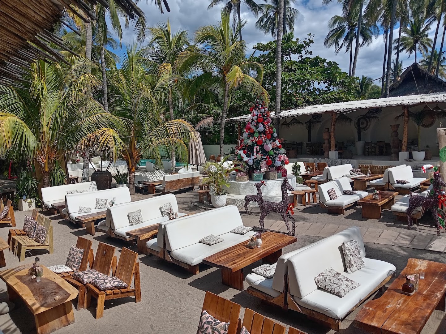 La Bonita Beach Club: inviting venue atmosphere