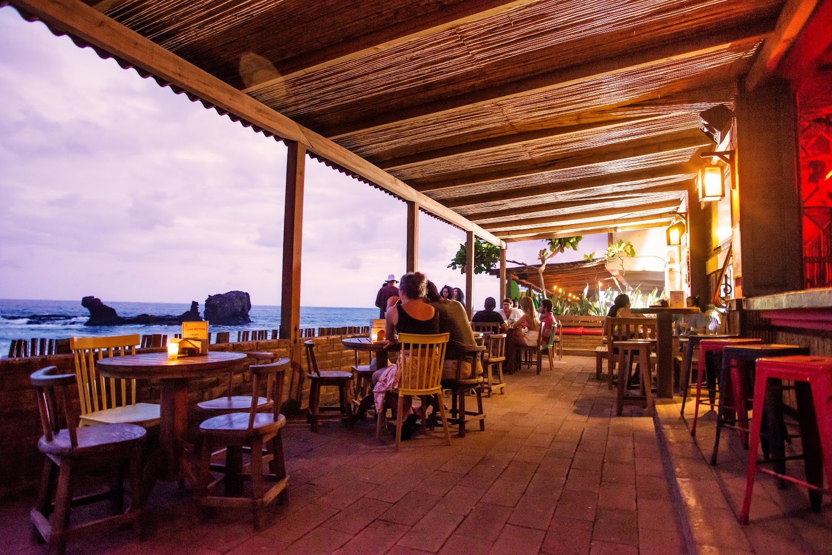 La Guitarra Hotel & Bar: inviting atmosphere and scenic view