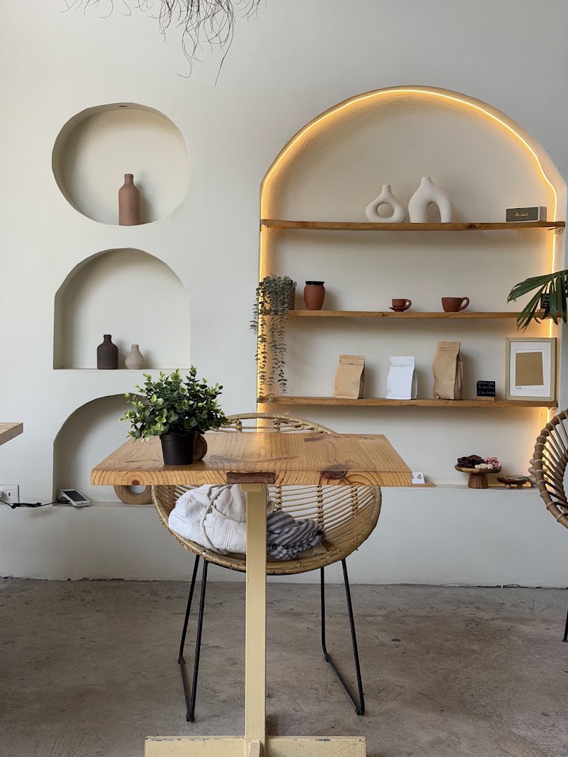 Nómada Café + Social: attractive, professional interior shot