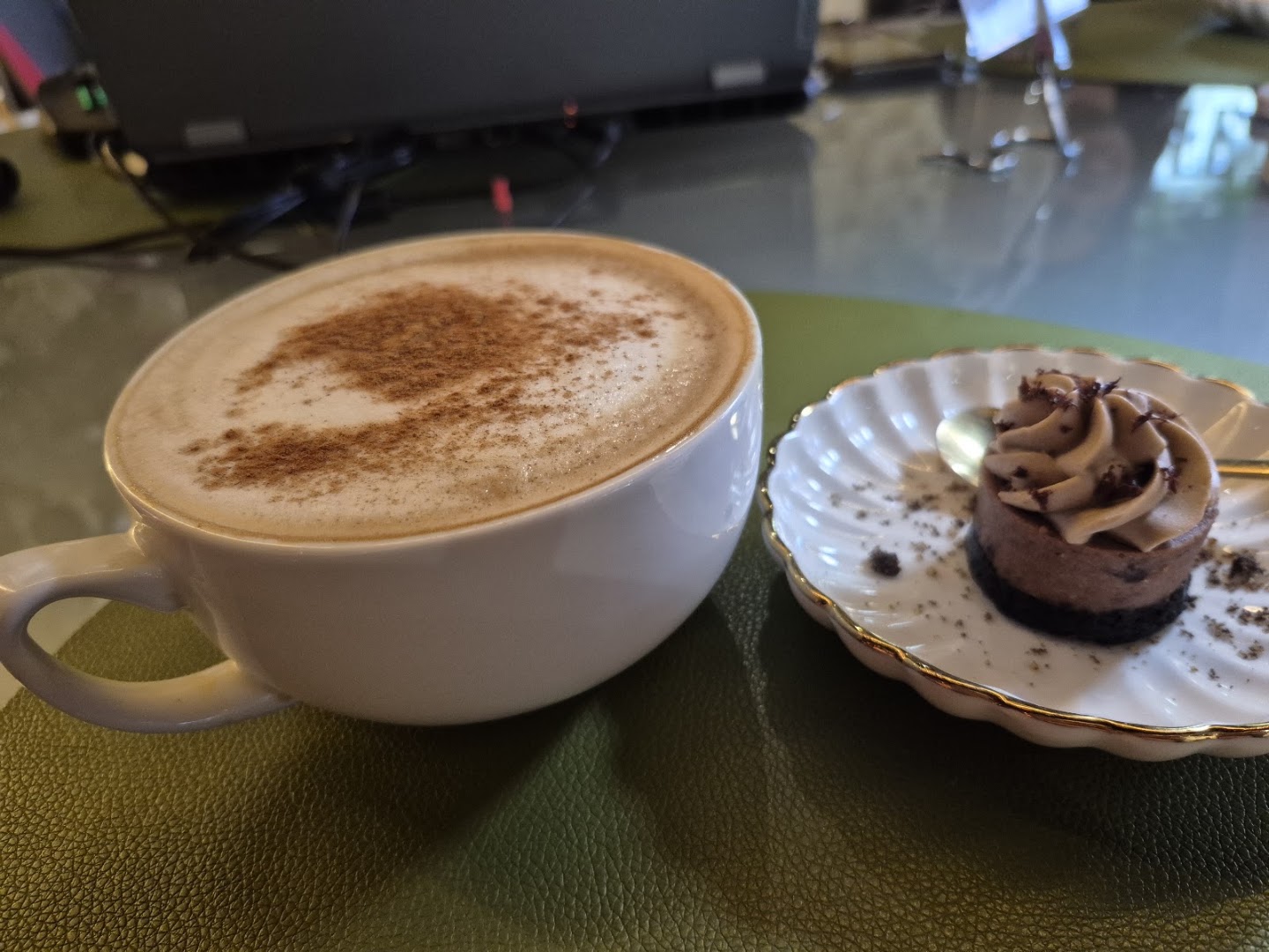 Café de María: appetizing photo of coffee and dessert