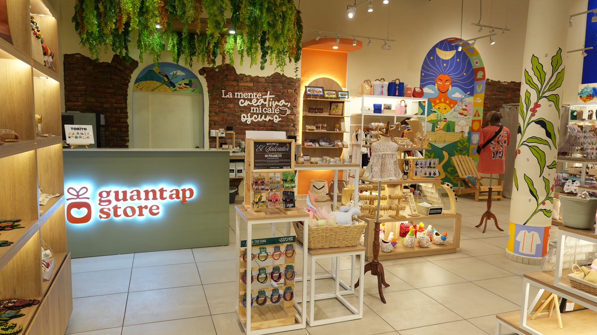 Guantap Store Centro Histórico: clear, professional shop interior photo