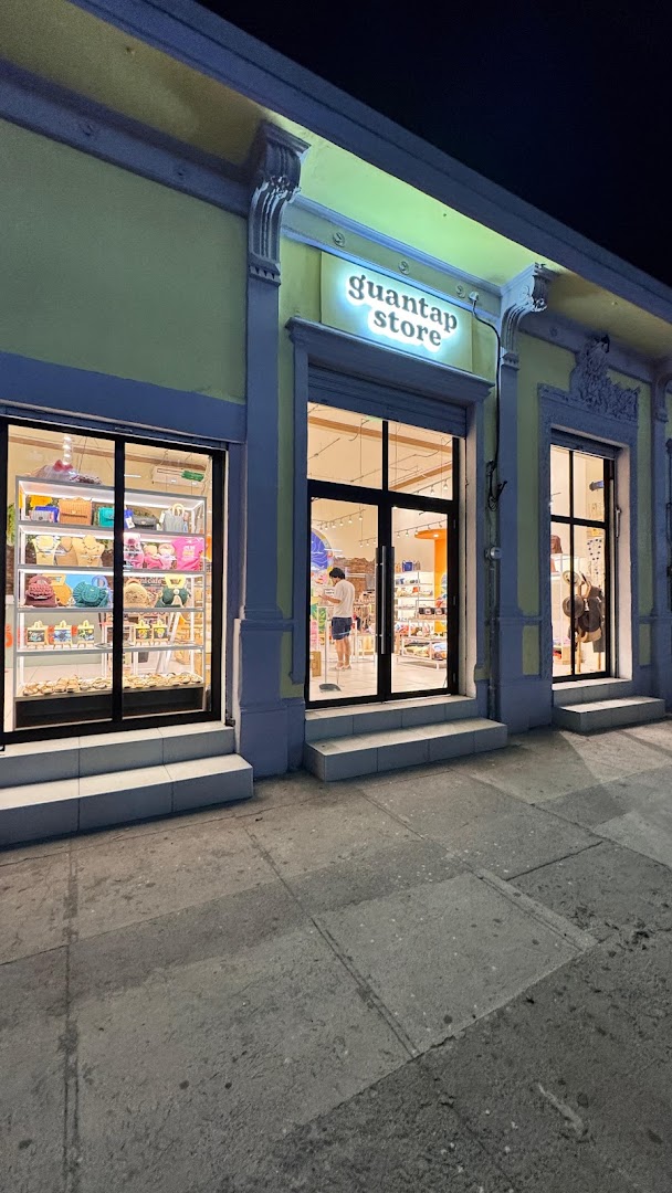 Guantap Store Centro Histórico: clear storefront photo at night