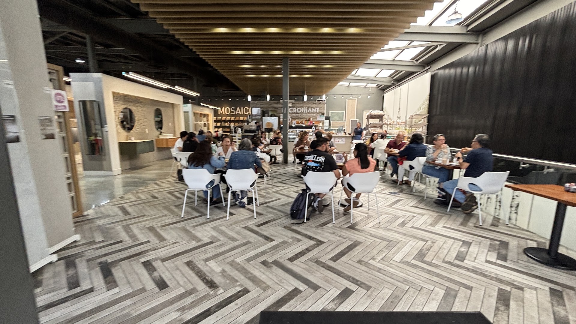 Le Croissant Art Haus: inviting atmosphere and clear interior