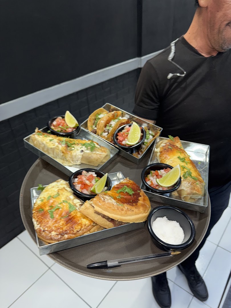Maestro Taquero: appetizing food presentation by staff