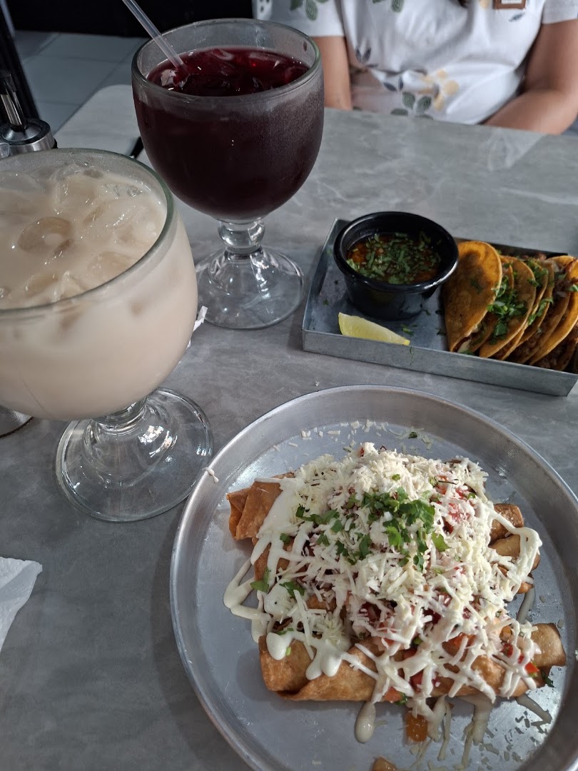 Maestro Taquero: appetizing food and drink presentation