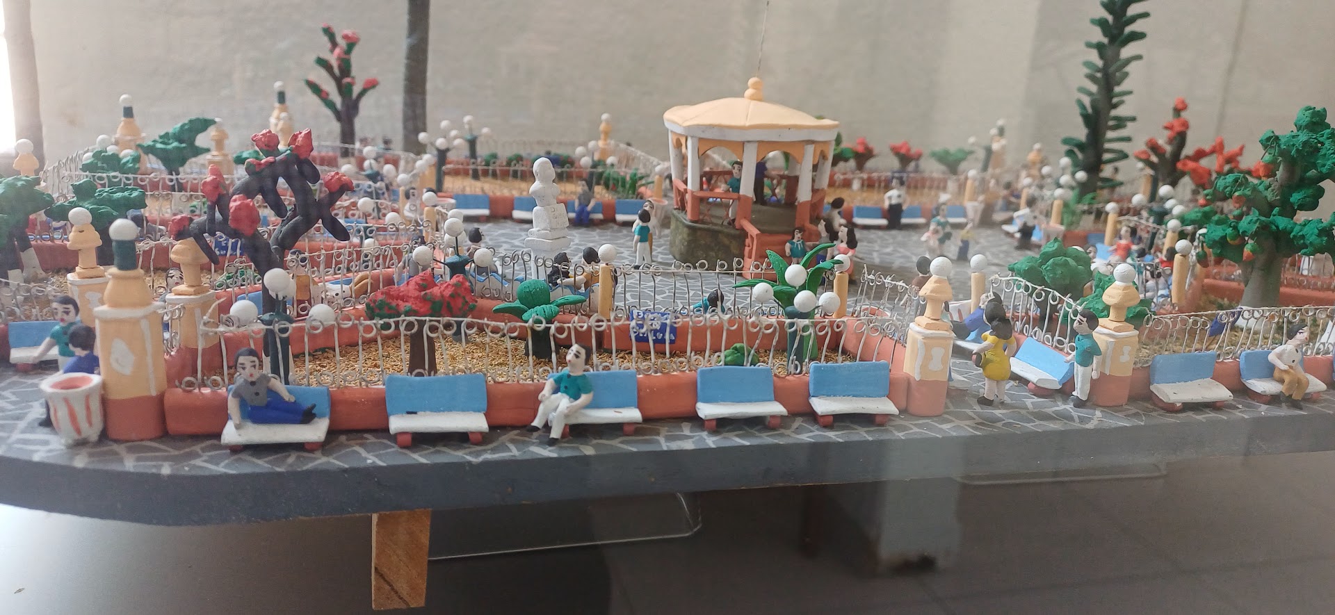 Museo de Arte Popular: displays museum collection piece clearly