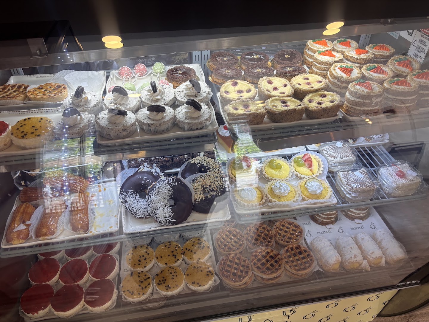 Pastel'O Café & Bistro: appetizing display of fresh pastries