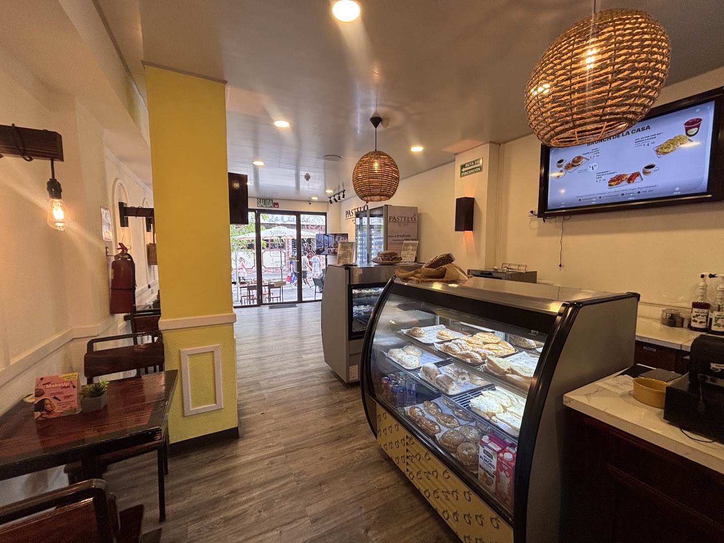 Pastel'O Café & Bistro: clear view of shop interior