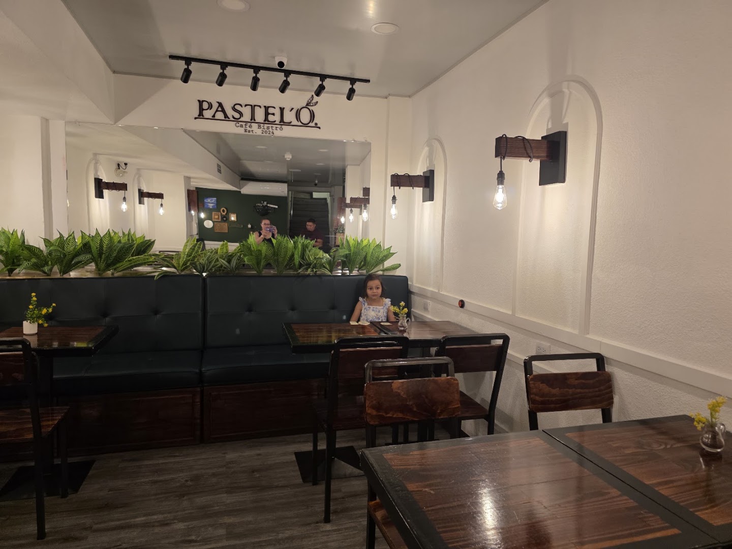 Pastel'O Café & Bistro: clear photo of venue interior