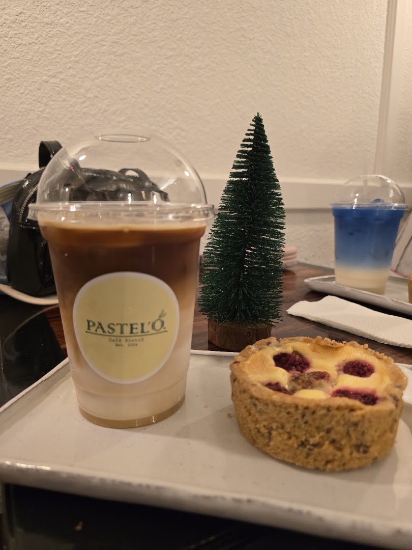 Pastel'O Café & Bistro: appetizing food and drink presentation
