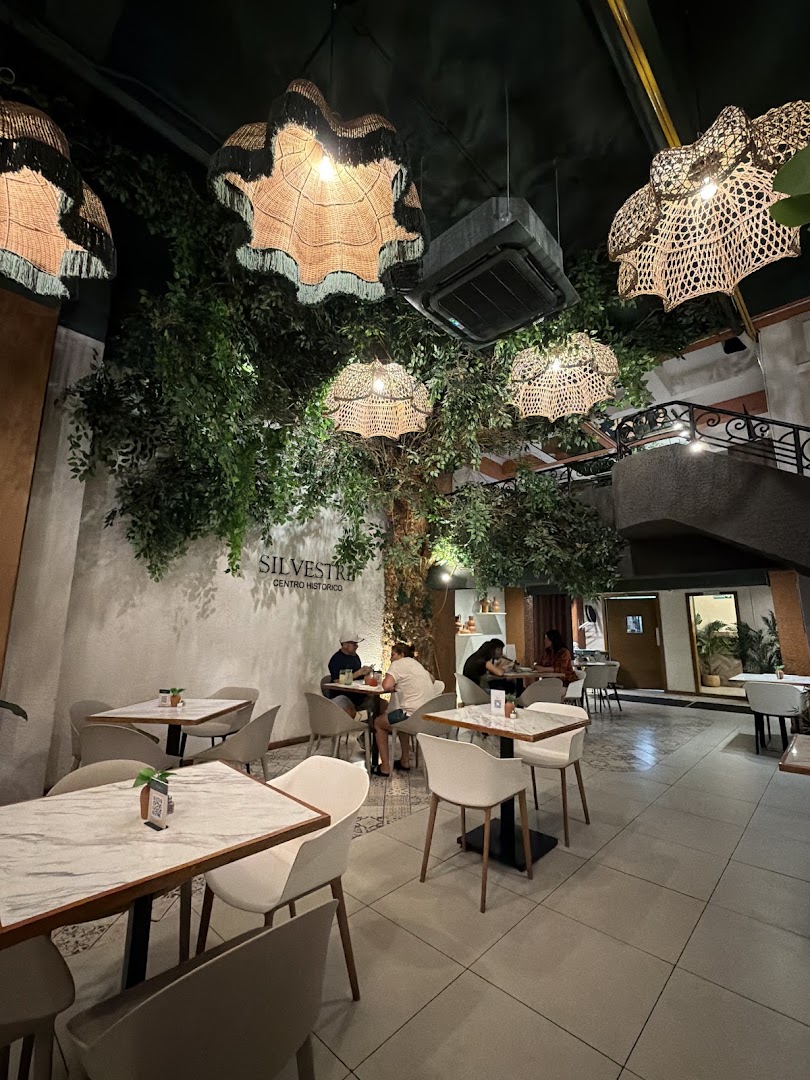 Silvestre Café & Bistro: attractive interior and inviting atmosphere