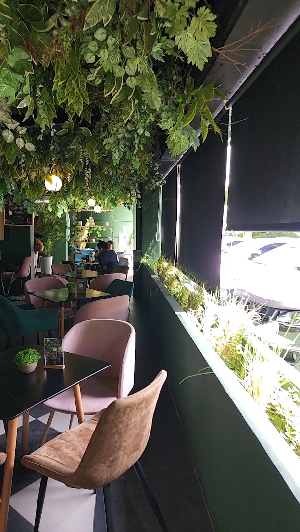 Silvestre Café & Bistro: inviting and well-lit interior atmosphere