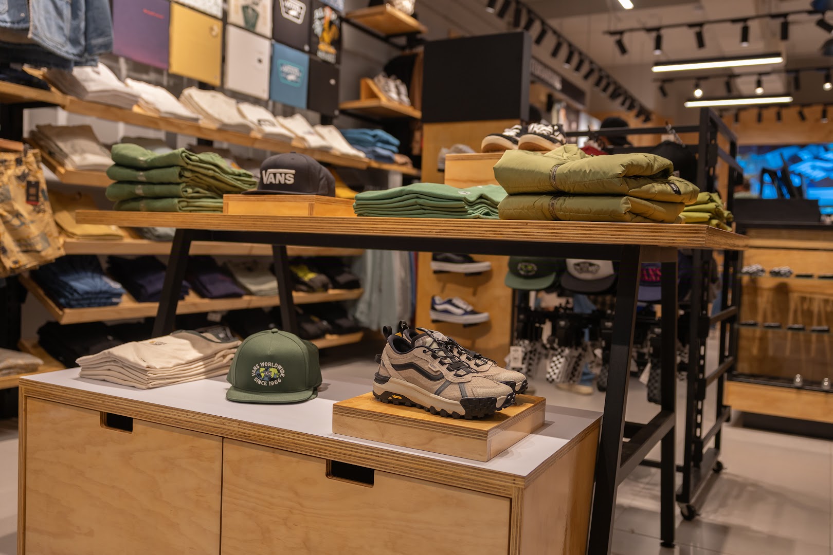 Vans: clear, professional shop interior display