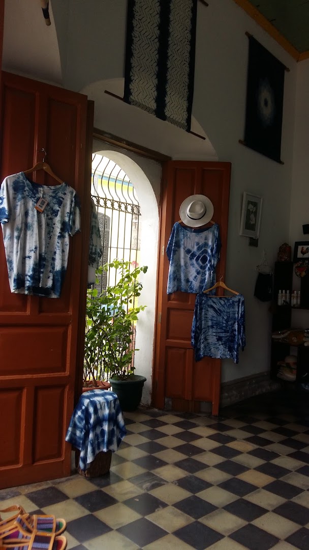 Arte Añil: clear display of shop products
