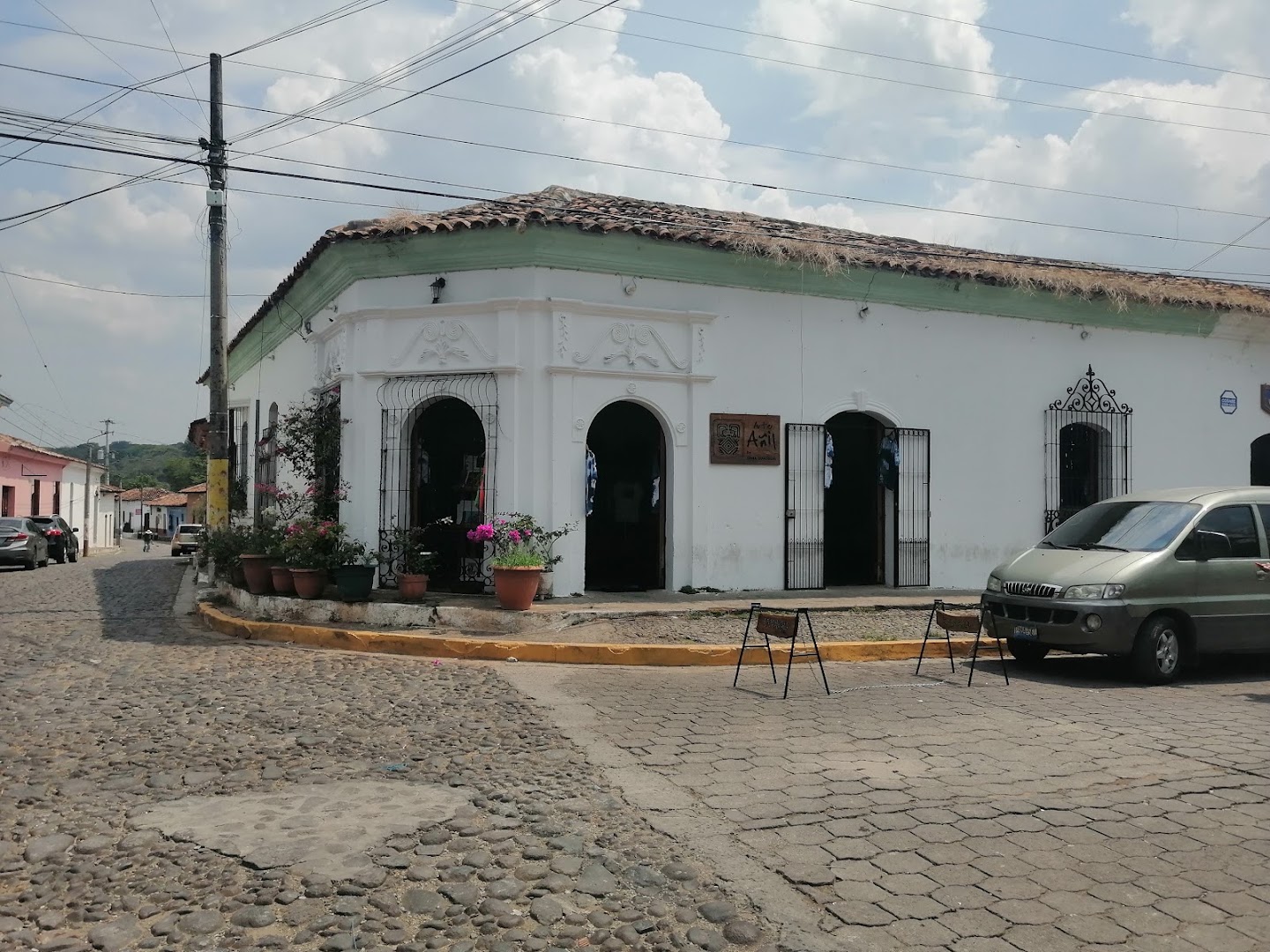 Arte Añil: clear exterior shot of shop