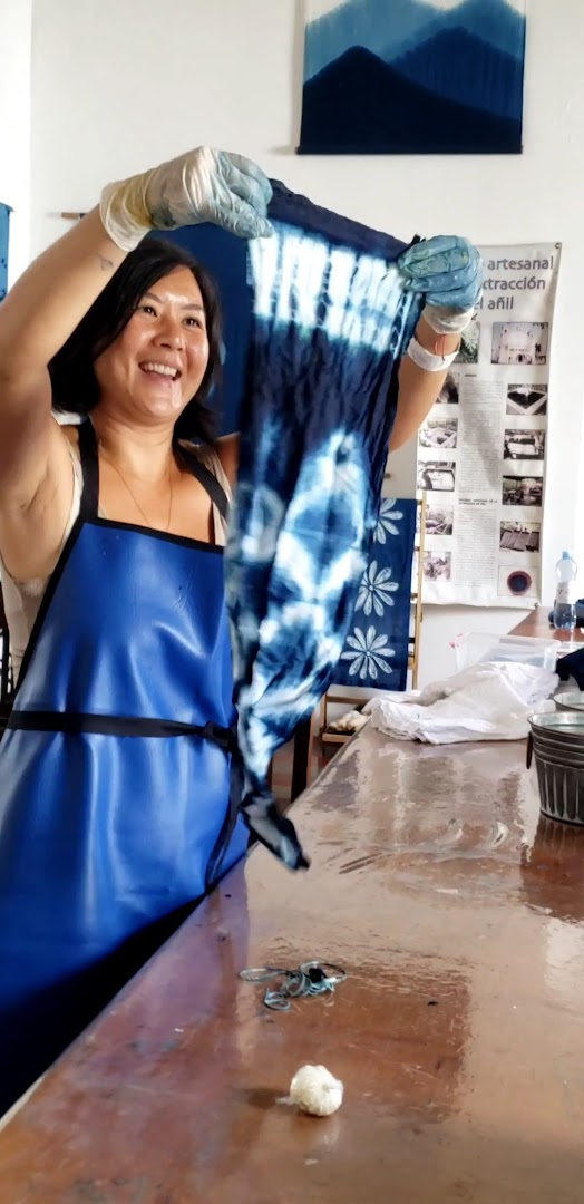 Arte Añil: artisan at work