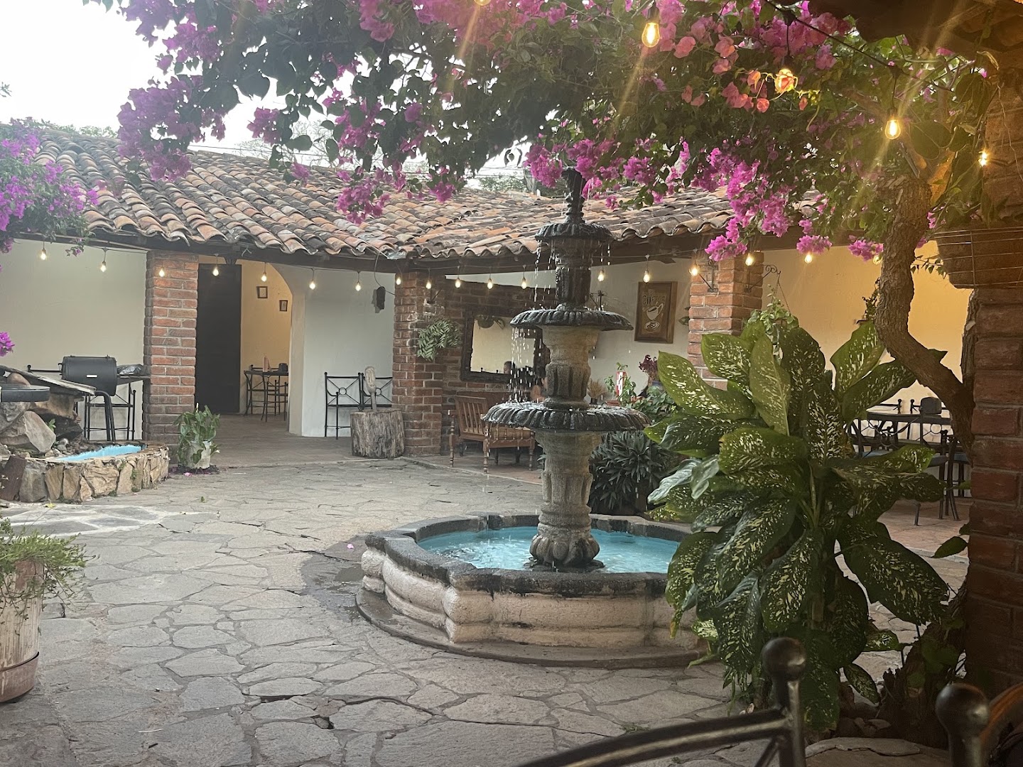 Cutupico: beautiful, inviting restaurant courtyard atmosphere
