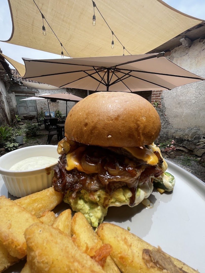 El Rinconcito del Sabor: appetizing food photo in setting
