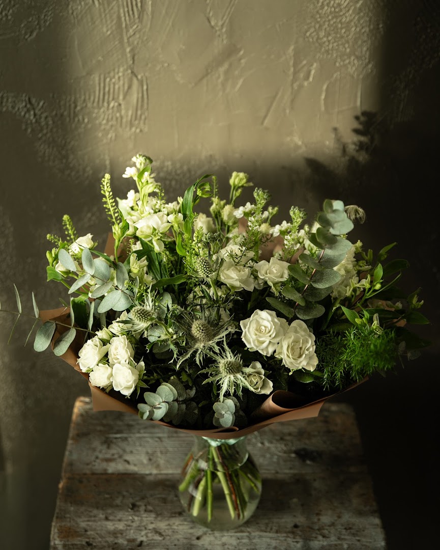 AITeljee lillepood: beautiful professional floral arrangement photo