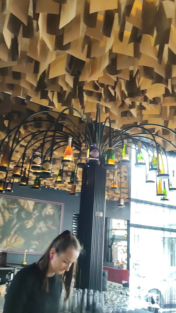 Como Wine Bar & Shop: unique interior and atmosphere