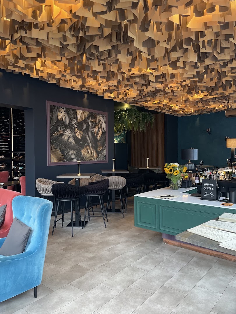 Como Wine Bar & Shop: attractive interior and inviting atmosphere