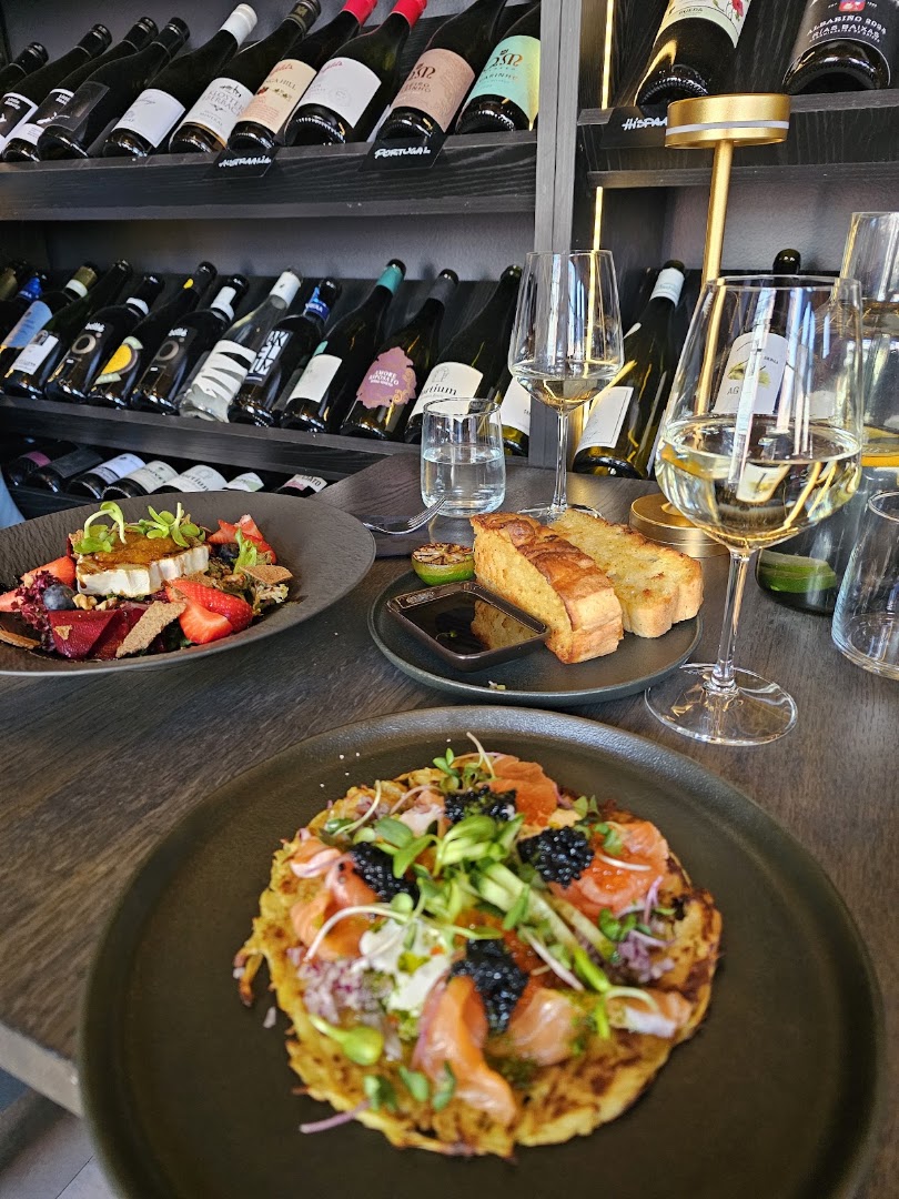 Como Wine Bar & Shop: appetizing food and wine display