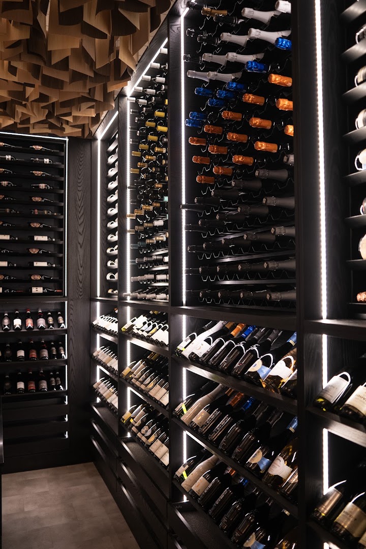 Como Wine Bar & Shop: high quality wine display photo