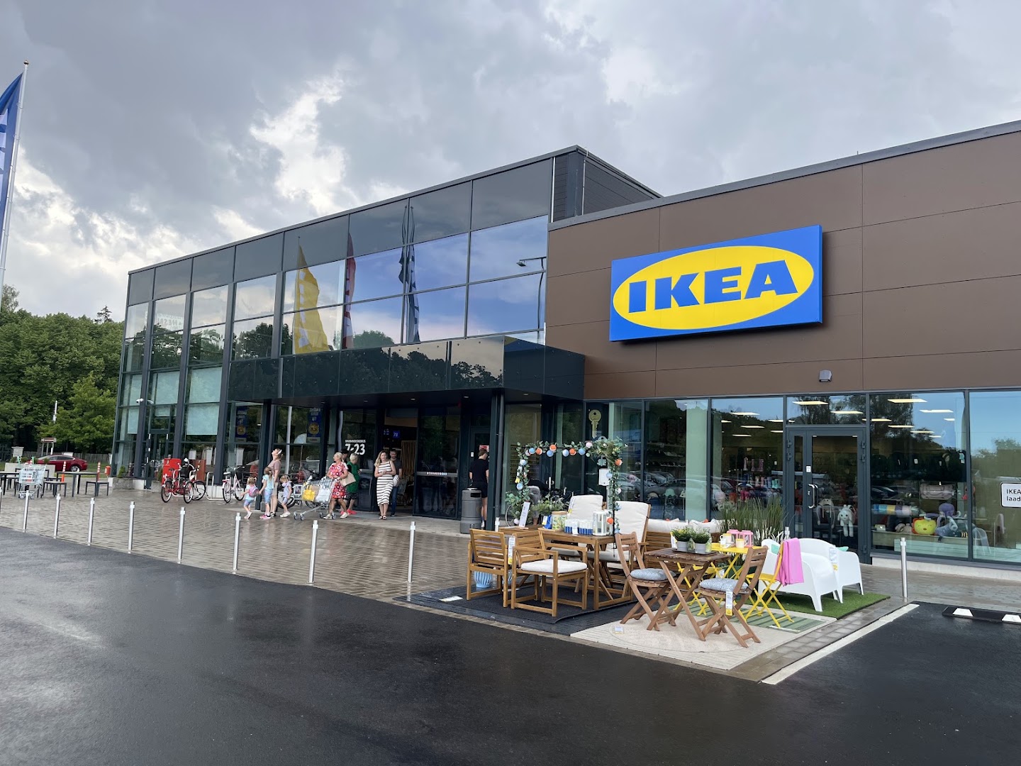 IKEA Pärnu väikepood: clear exterior shot of store
