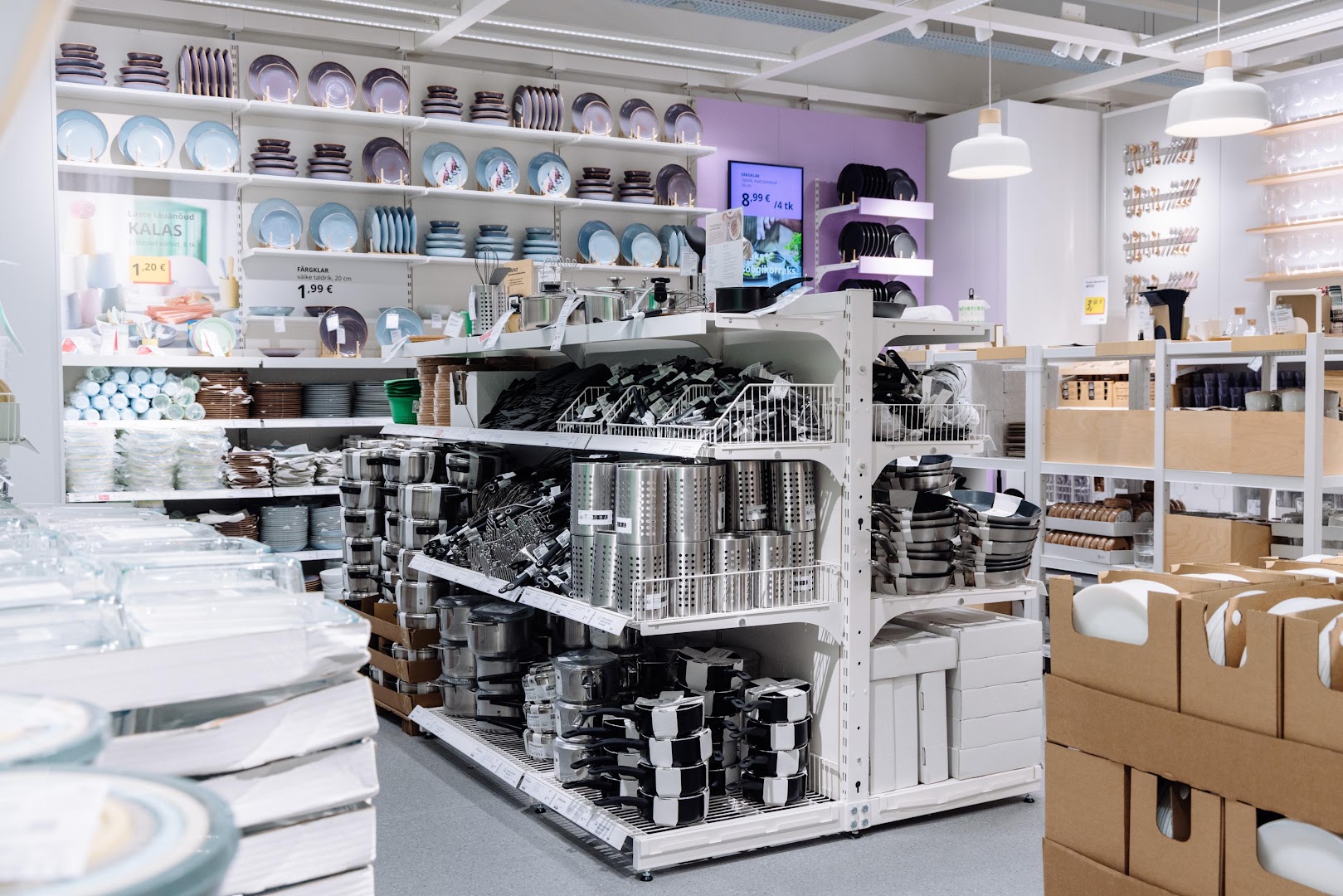 IKEA Pärnu väikepood: clear display of shop products
