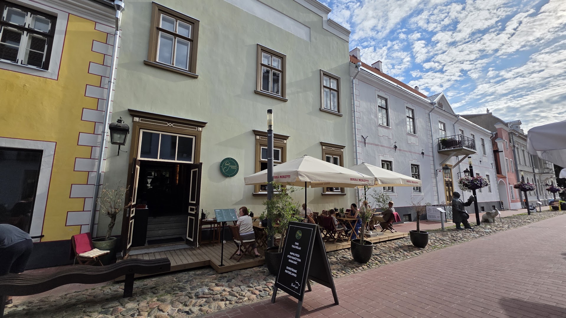 Jannseni Pizza: clear exterior shot showing atmosphere