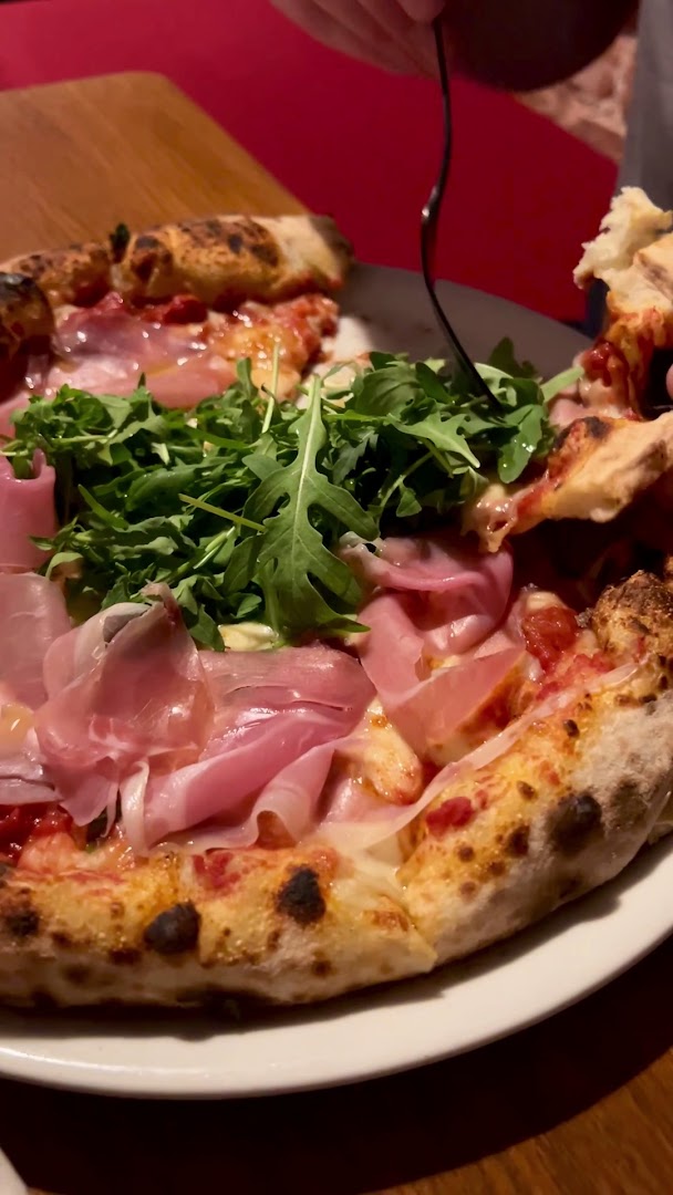 Jannseni Pizza: appetizing photo of restaurant food