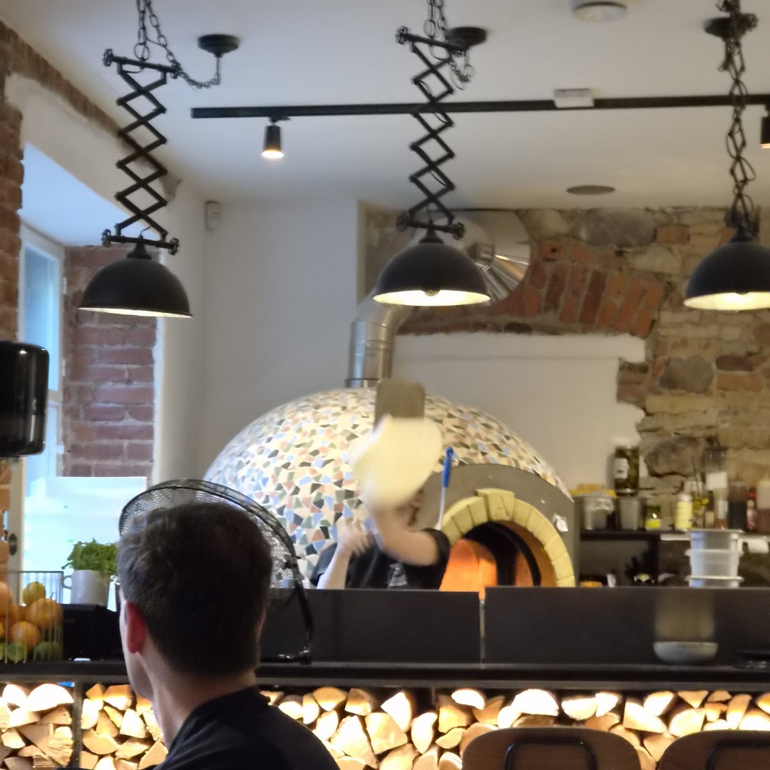 Jannseni Pizza: authentic pizza preparation atmosphere