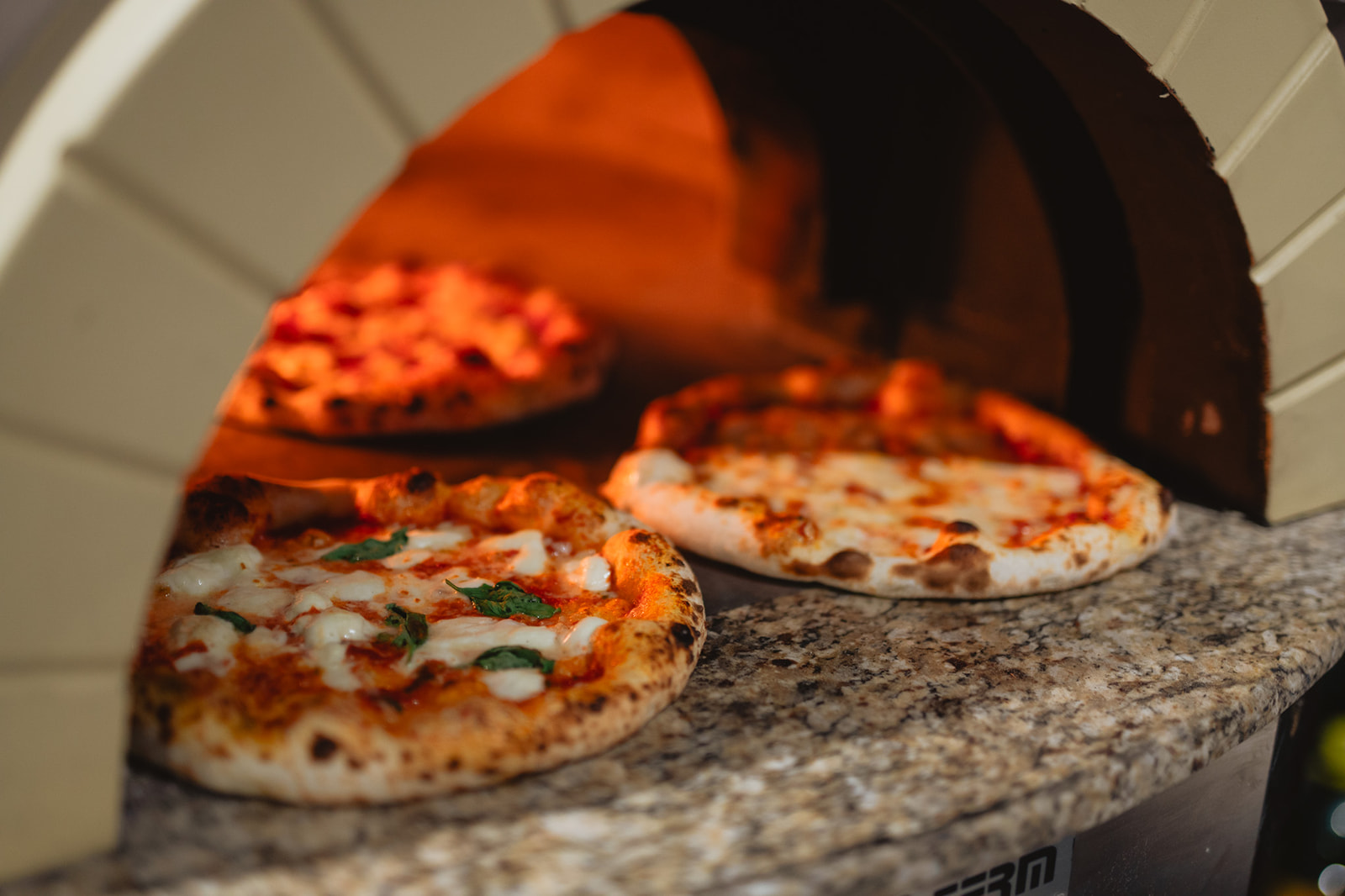 Jannseni Pizza: appetizing photo of fresh pizza