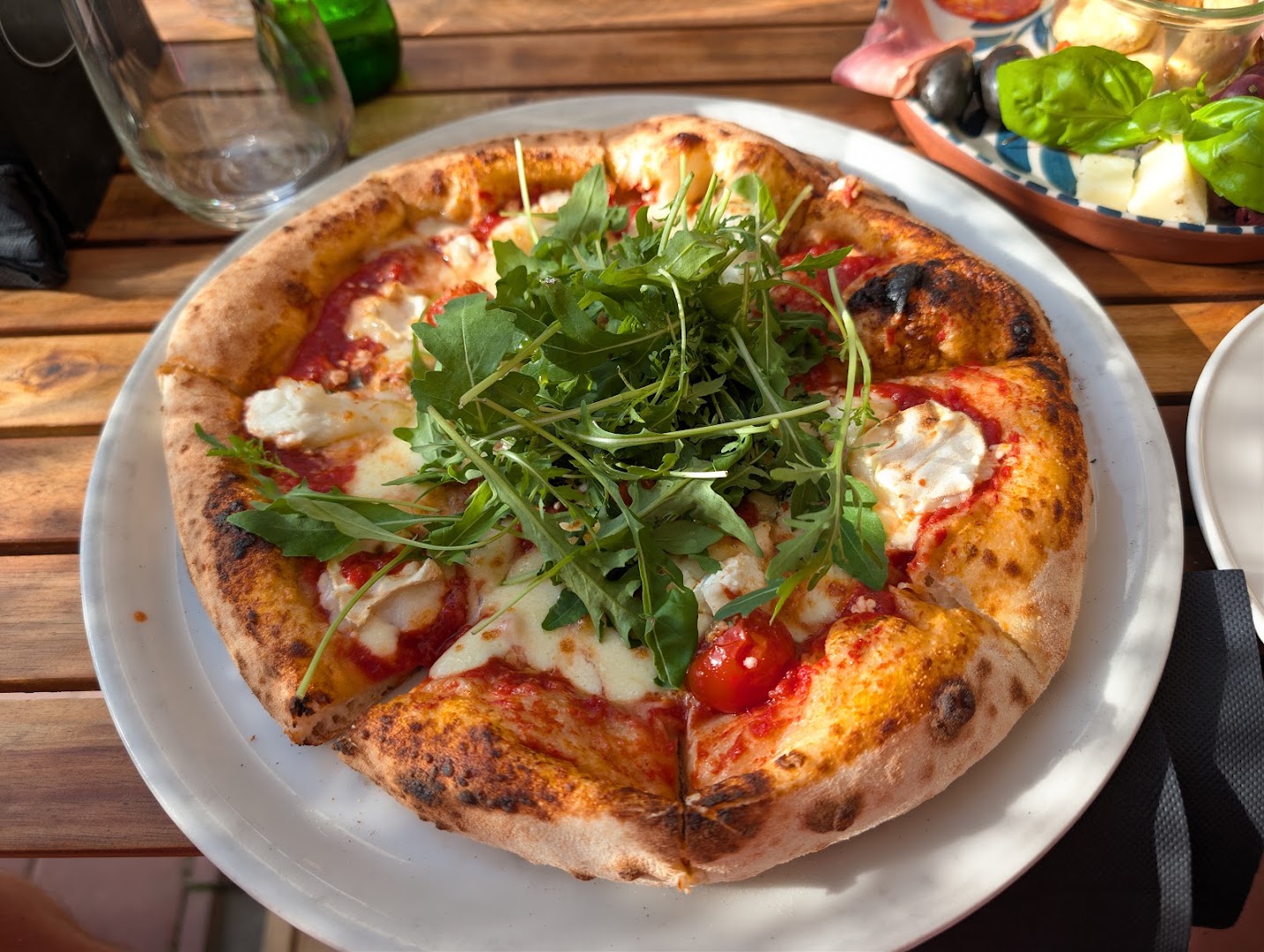 Jannseni Pizza: appetizing, high-quality food photo