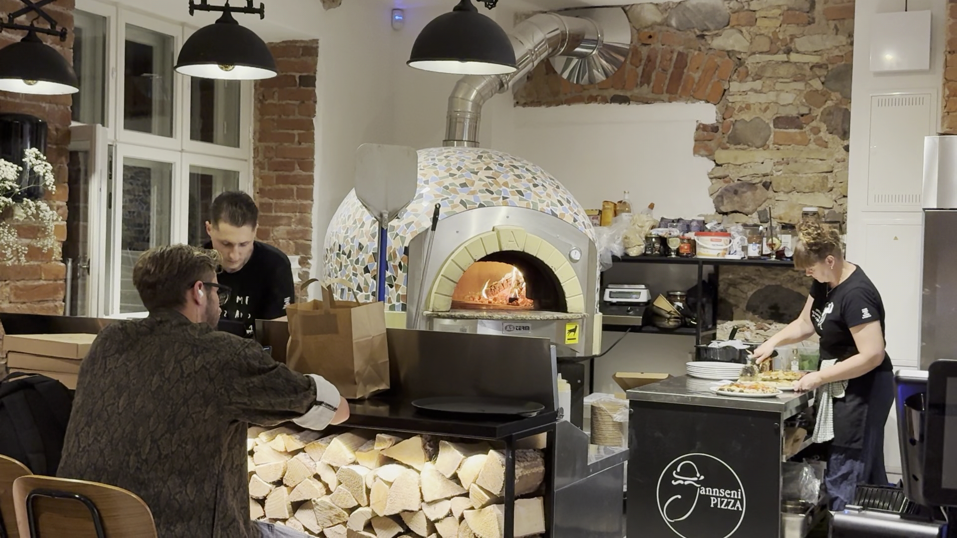 Jannseni Pizza: authentic restaurant atmosphere