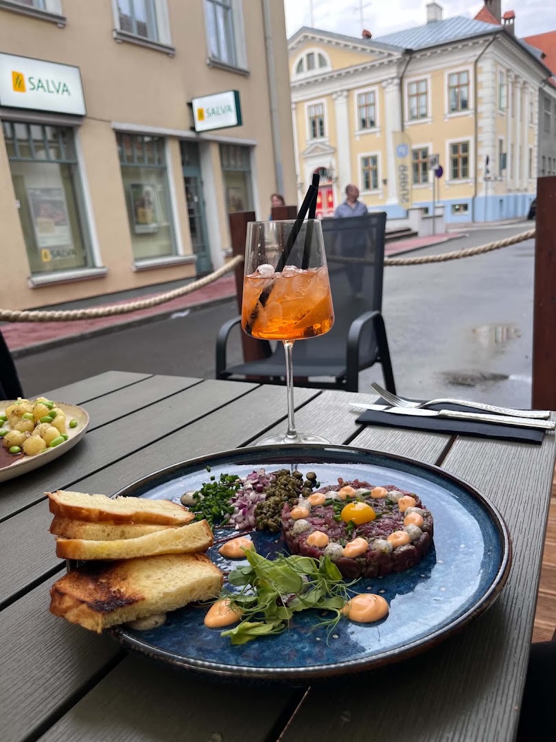 Serenity Lounge: appetizing food and drink presentation
