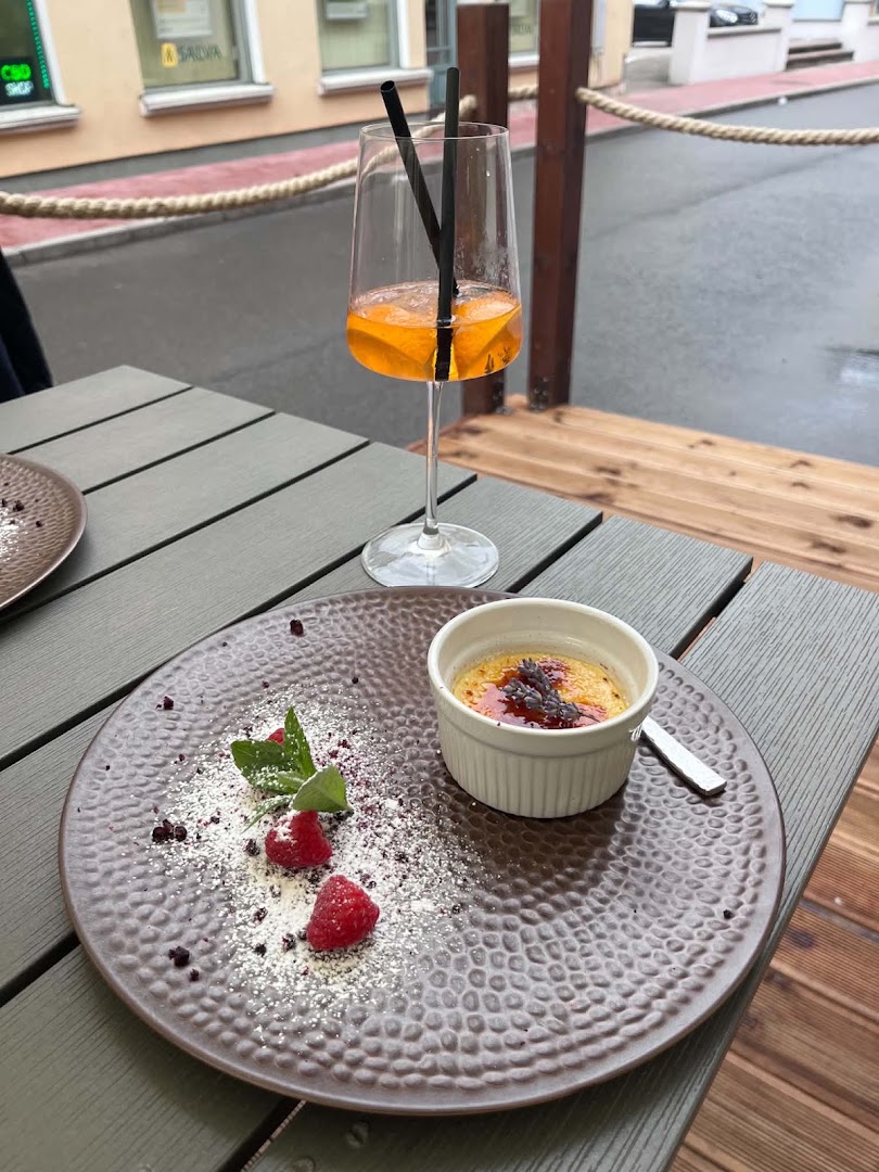 Serenity Lounge: appetizing food and drink presentation