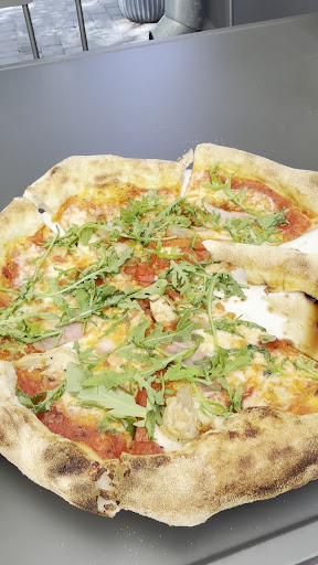 COMO Restoran & Pizzeria: appetizing photo of restaurant pizza