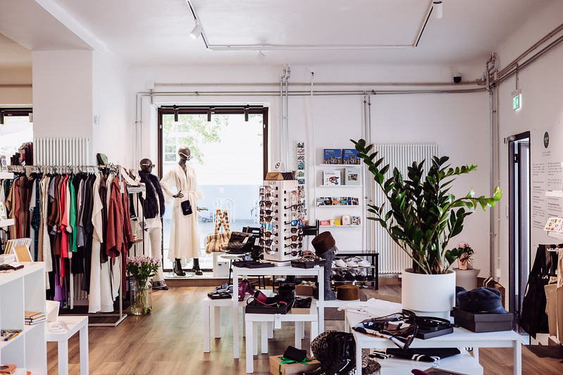 HOPP Disain: clear, professional shop interior photo