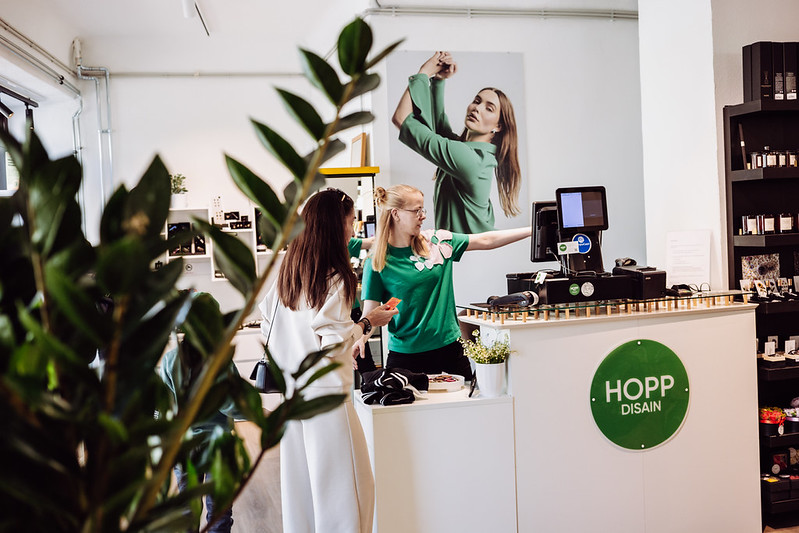 HOPP Disain: clear, professional shop interior photo
