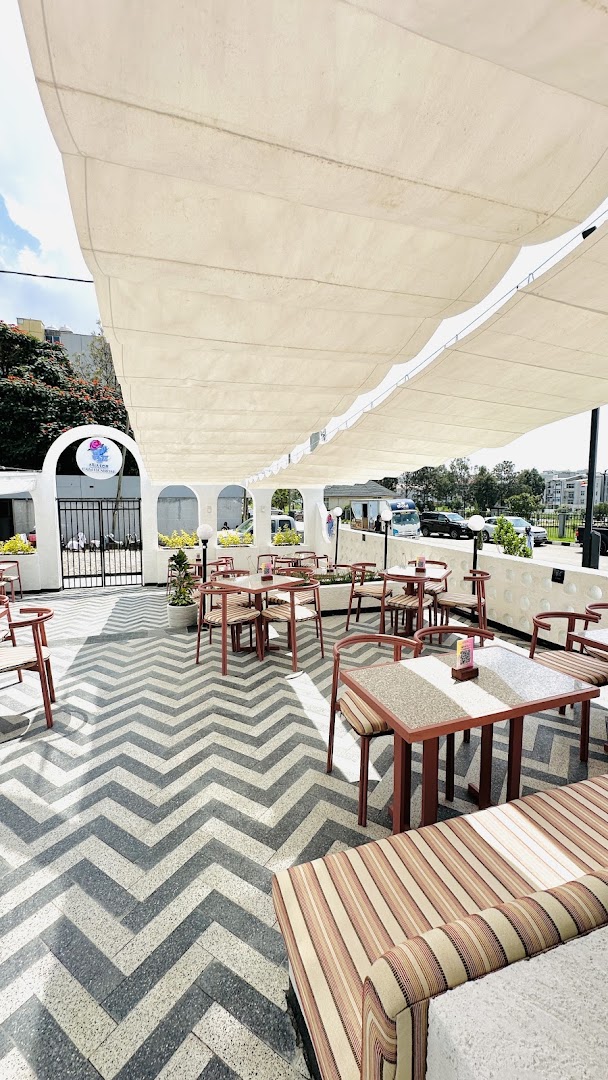 La Vie En Rose, Summit: attractive and inviting outdoor seating
