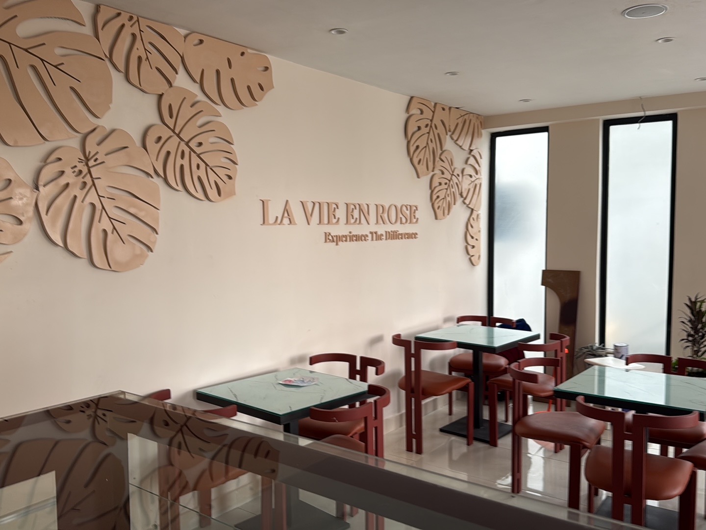 La Vie En Rose, Summit: clear, professional interior shot
