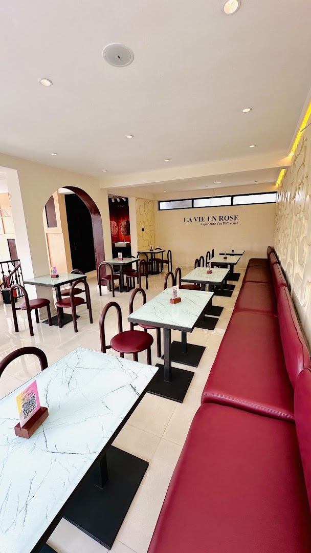 La Vie En Rose, Summit: clear view of restaurant interior