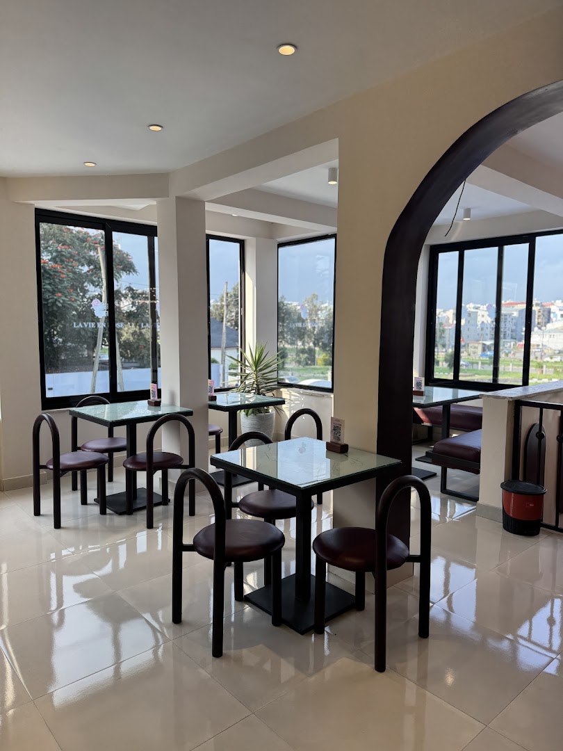 La Vie En Rose, Summit: clear, inviting interior atmosphere