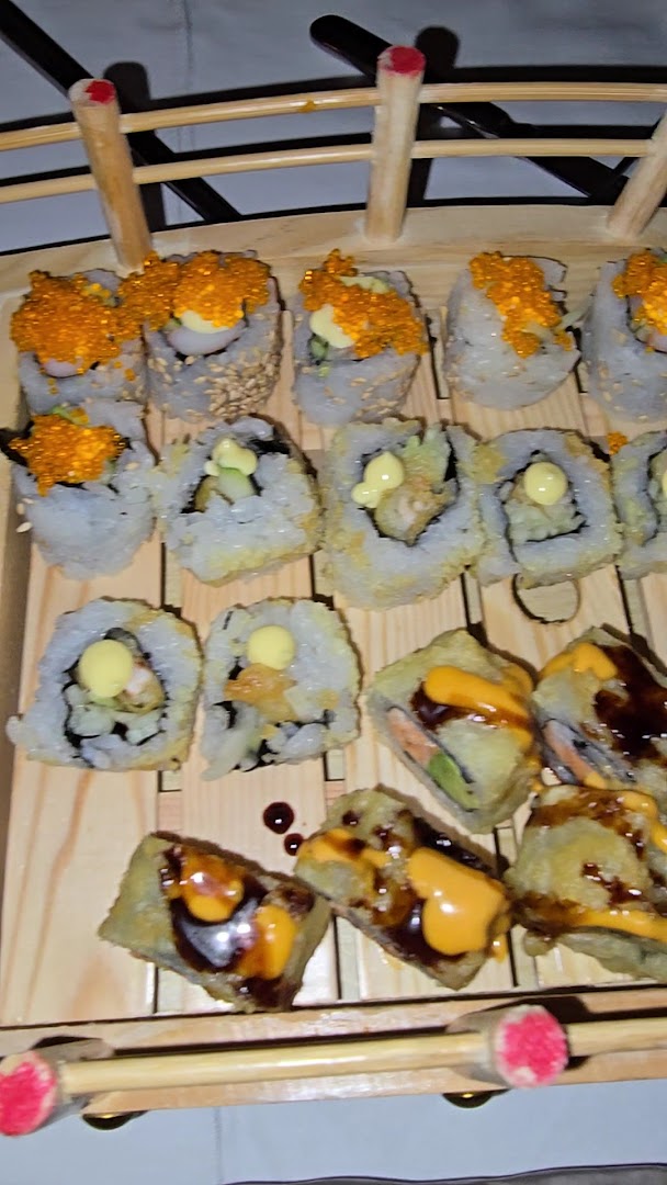 Matsuki: appetizing photo of sushi platter