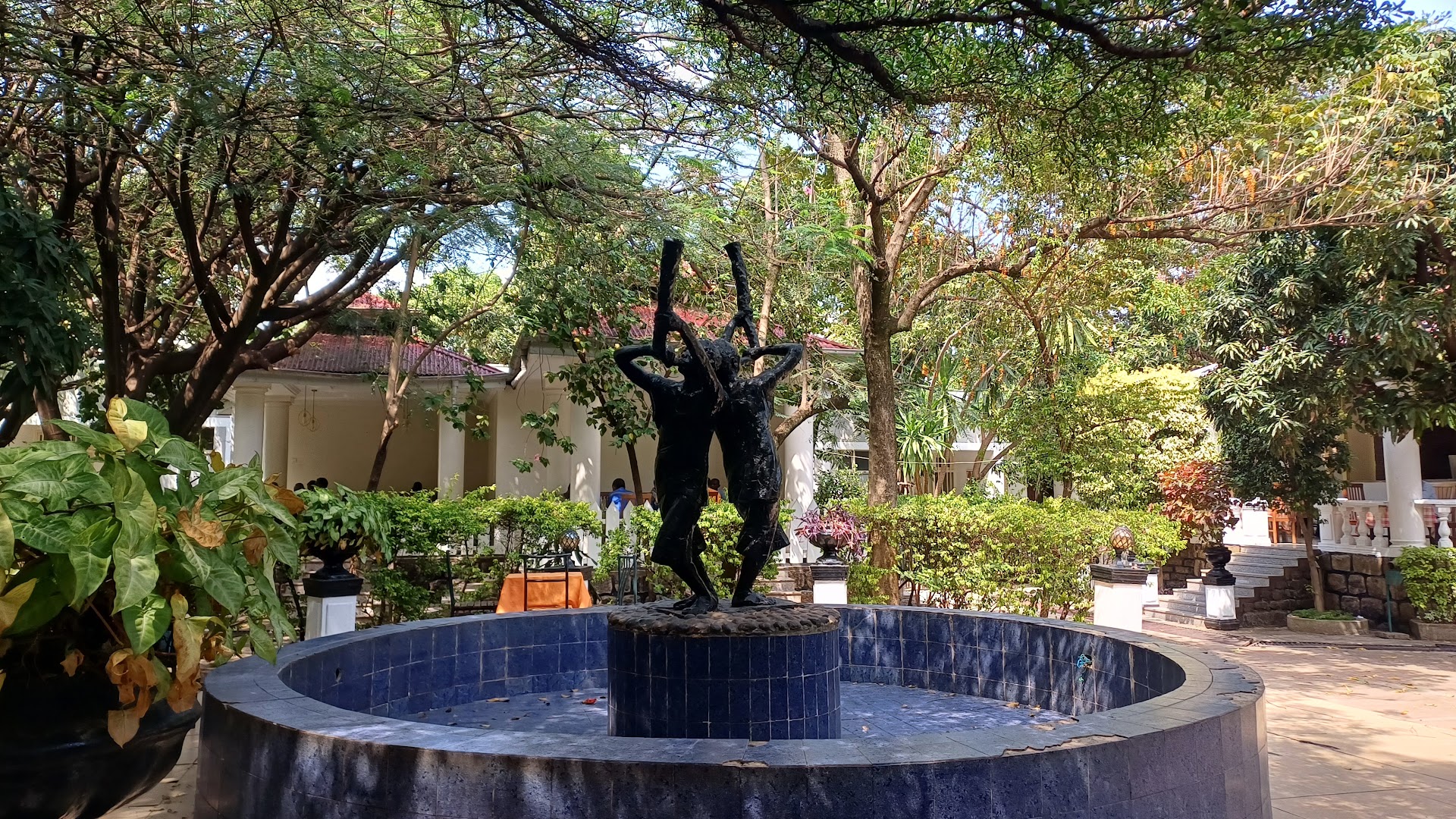 Arba Minch Tourist Hotel: attractive hotel garden and fountain