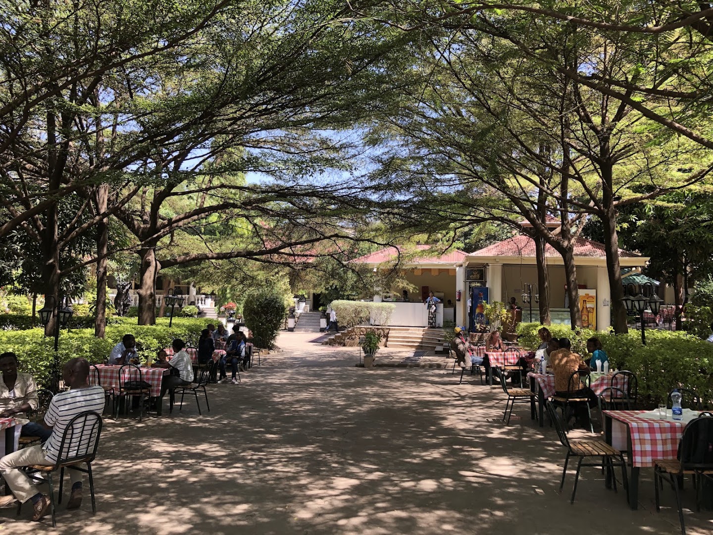 Arba Minch Tourist Hotel: inviting outdoor dining atmosphere