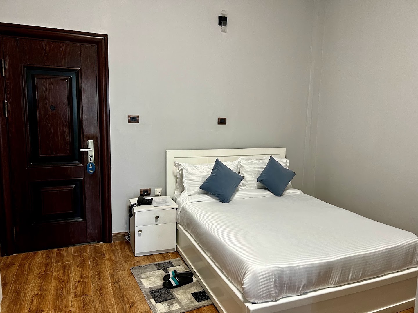 Daros International Hotel: clean and professional hotel room