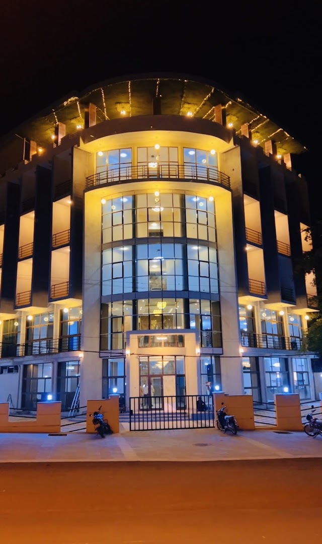Daros International Hotel: professional night shot of hotel