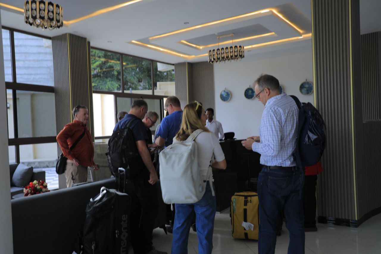Daros International Hotel: hotel lobby and guests